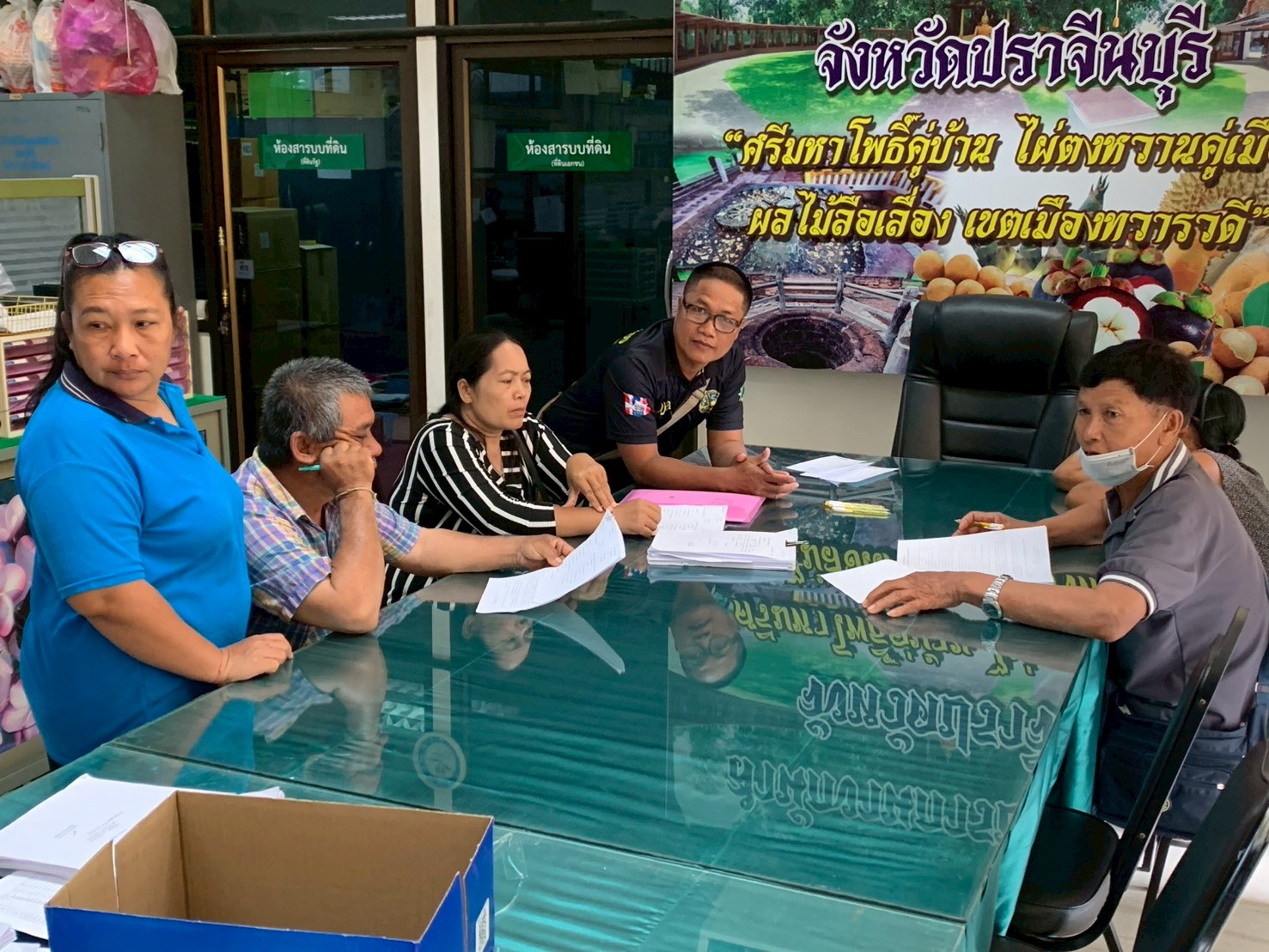 title - วันที่ 26 มีนาคม 2569 นายวิทูล ประดิษฐบุญ ปฏิรูปที่ดินจังหวัดปราจีนบุรีพร้อมด้วย  ผู้อำนวยการกลุ่มยุทธศาสตร์และการปฏิรูปที่ดิน และเจ้าหน้าที่ ส.ป.ก.ปราจีนบุรี  ให้บริการ อำนวยความสะดวกแก่พี่น้องเกษตรกร และประชาชน ที่เดินทางมาติดต่อขอรับบริการ   ณ สำนักงานการปฏิรูปที่ดินจังหวัดปราจีนบุรี ชั้น 3 ศาลากลางจังหวัดปราจีนบุรี